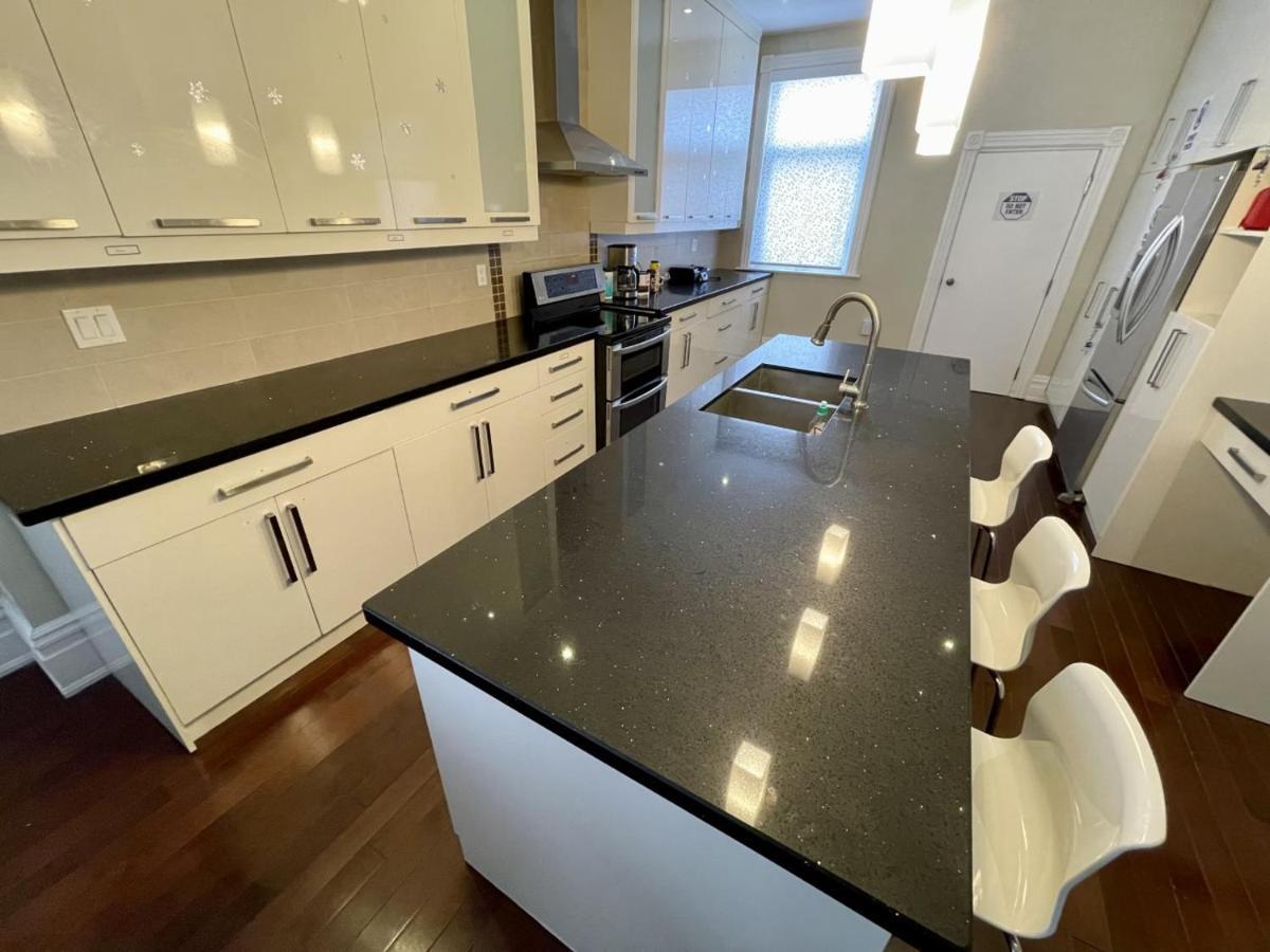 Charming Townhouse In Downtown, Guest house